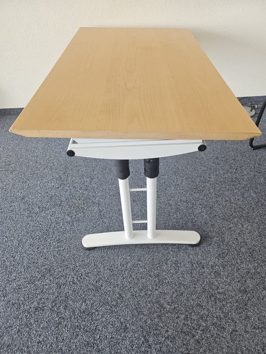 Scrivanie: Kleiner Holz Tisch mit metall Beinen – Usato da Zürich venduto da M-CityB 1