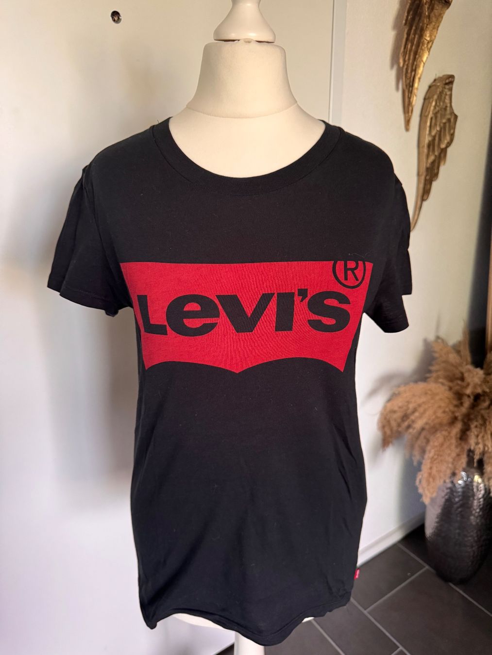 Levi's T-shirt: Basic Shirt Levi‘s Gr. XS Schwarz Rot – Usato da Rothrist venduto da Fondgruebe