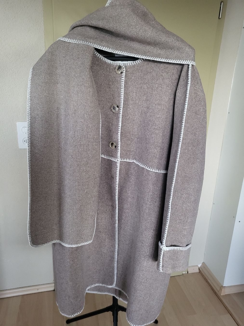 Cappotti: Neo Noir Wool Blend Coat with attached scarf – Nuovo (secondo la descrizione) da Sarmenstorf venduto da zuz_q5kq 7