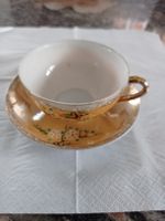 Antike Teetasse mit Untertasse, Golddekor, Japanisches Porz.