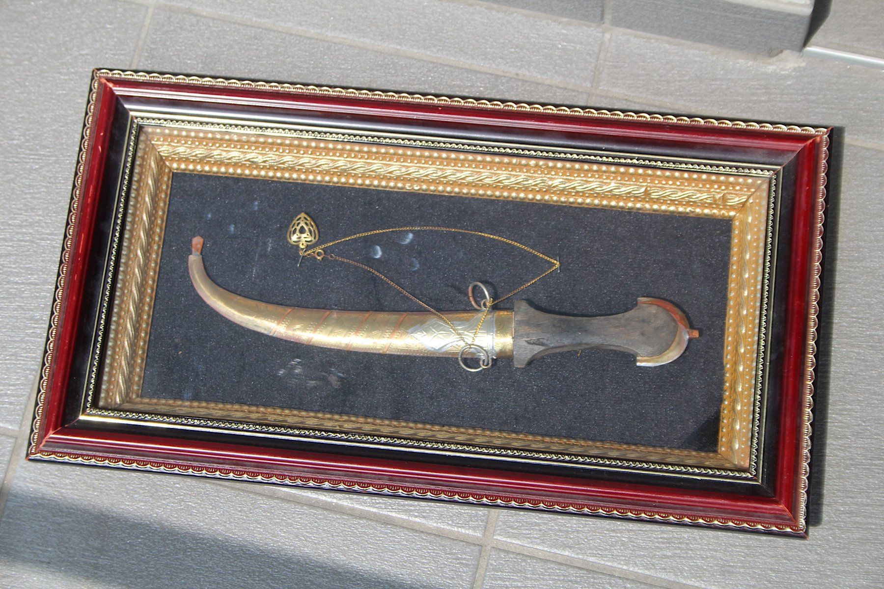 Toutes les décorations: Orientalisches Wandbild / 3D-Objektrahmen mit Krummdolch – D'occasion à Locarno par fripui 1