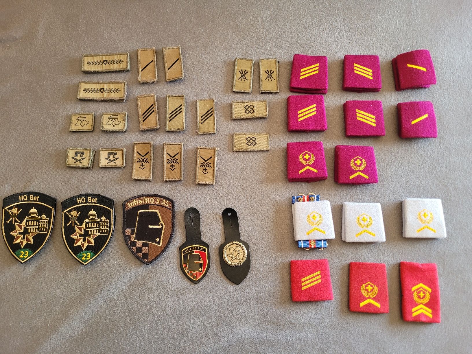 Schweizer Armee Placchette & Badge: Militärabzeichen – Usato da Aarburg venduto da Misohn