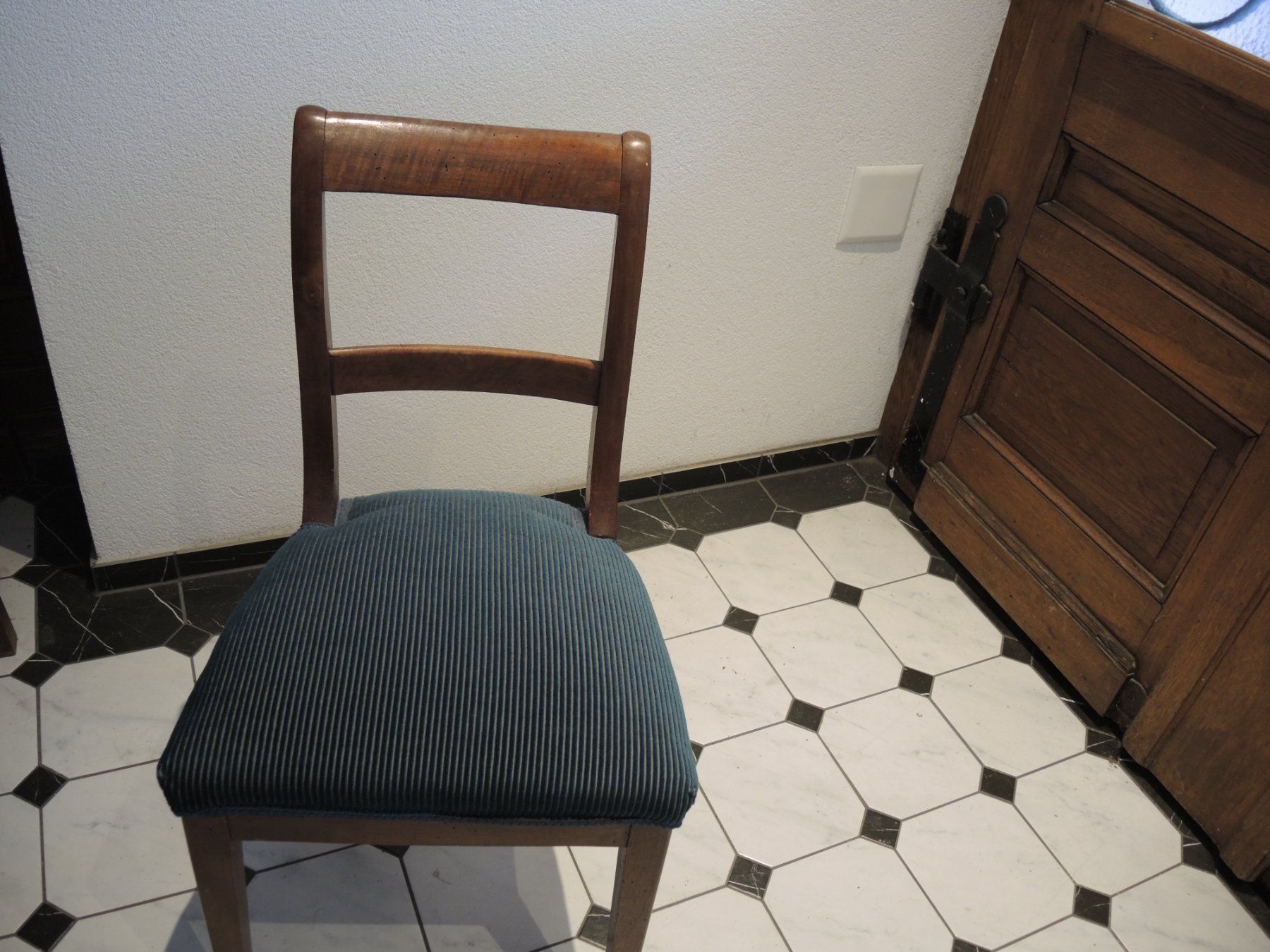 Chaises: Alte, kleine Stühle, gepolstert – D'occasion à Oberhofen am Thunersee par buebeneggwaren 3