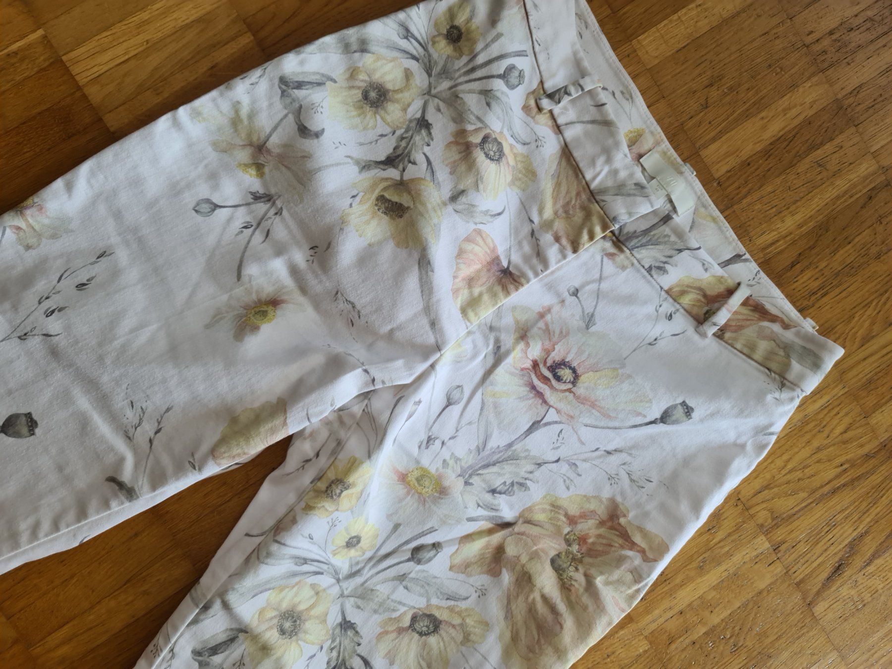 H&M Hosen: Damen Hose Blumenmuster hell Gr 40 neuwertig – Neu (gemäss Beschreibung) aus Emmenbrücke von gatasalvache 1