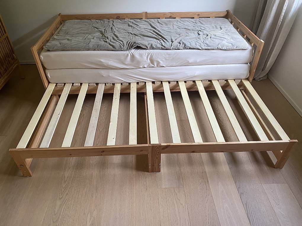 Sofas: Canapé lit en bois – D'occasion à Sullens par keller022 1