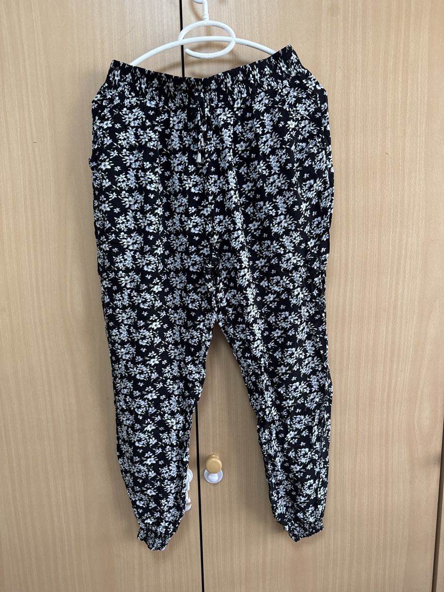 Pantaloni: Chicoree Stoffhose schwarz Blumenmuster Gr. 38 – Nuovo (secondo la descrizione) da Thun venduto da Vans_98