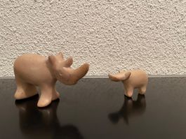 Alte Steinfiguren: Nashorn mit Baby Nashorn