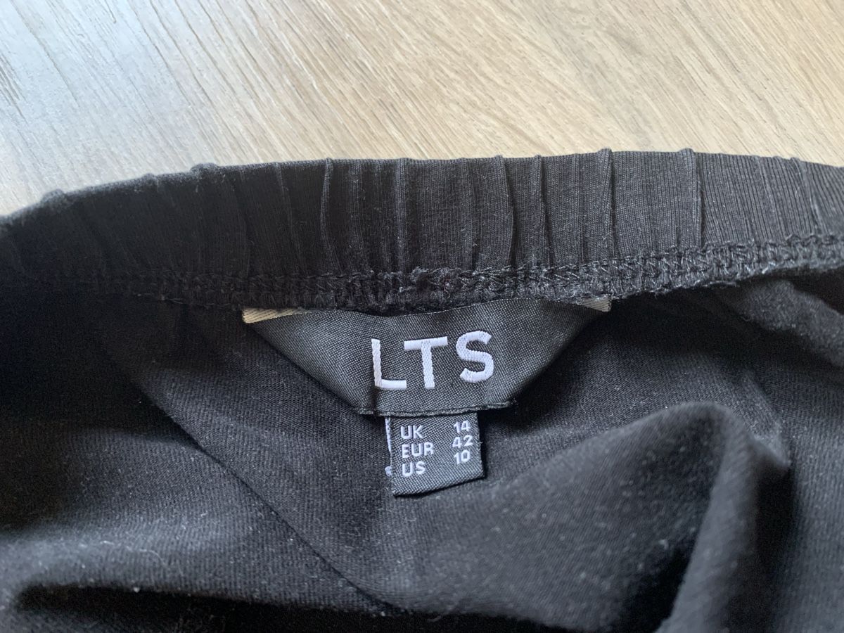 Only Lotti di vestiti: Umstands Kleiderpaket L – Usato da Zermatt venduto da ZerSusi 2