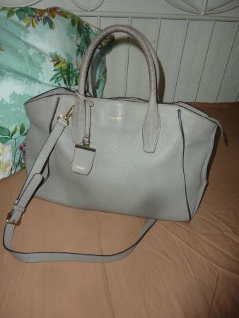 grand sac à main bandoulière en cuir gris DKNY pour femme