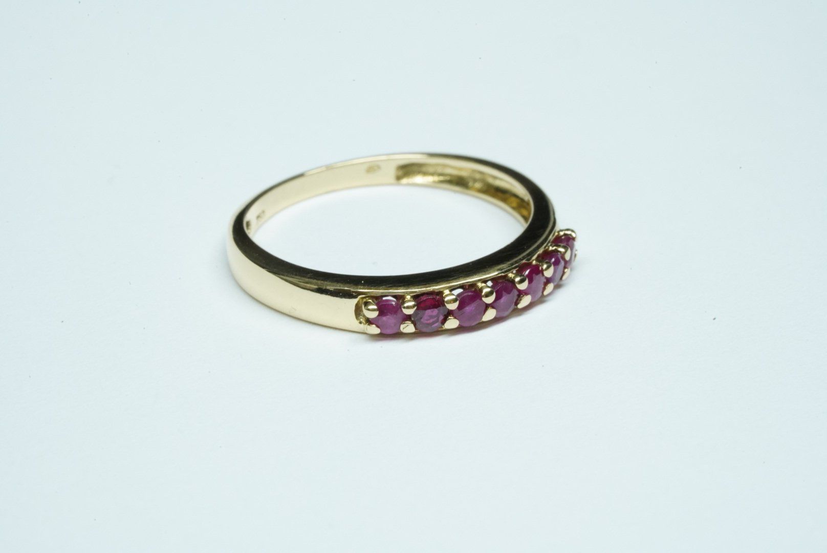 Ringe: Fingerring 18k Gelbgold mit Rubinen – Gebraucht aus Bülach von Re-Jewelled 1