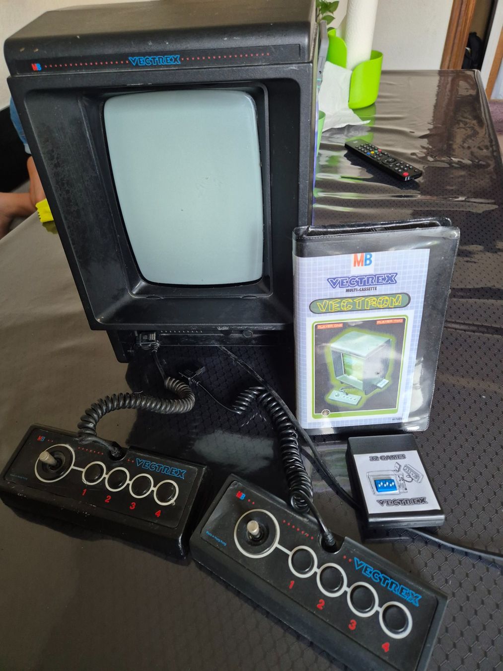 Console: Rare Console Vectrex MB + jeu et manettes VECTREX MB – Usato da Lausanne venduto da PEX_Import