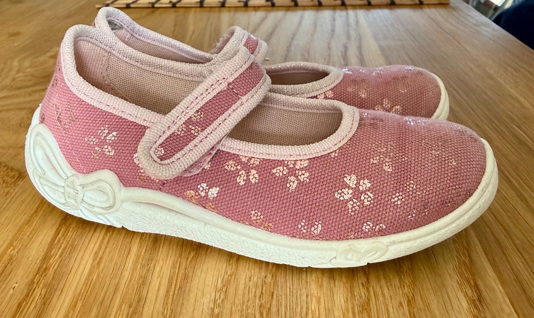 Scarpe per ragazze: Hausschuche Superfit Mädchen Grösse 25 – Usato da Zürich venduto da pla_t6kn