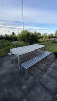 Gartentisch und 2 Bänke aus Metall, witterungsfest