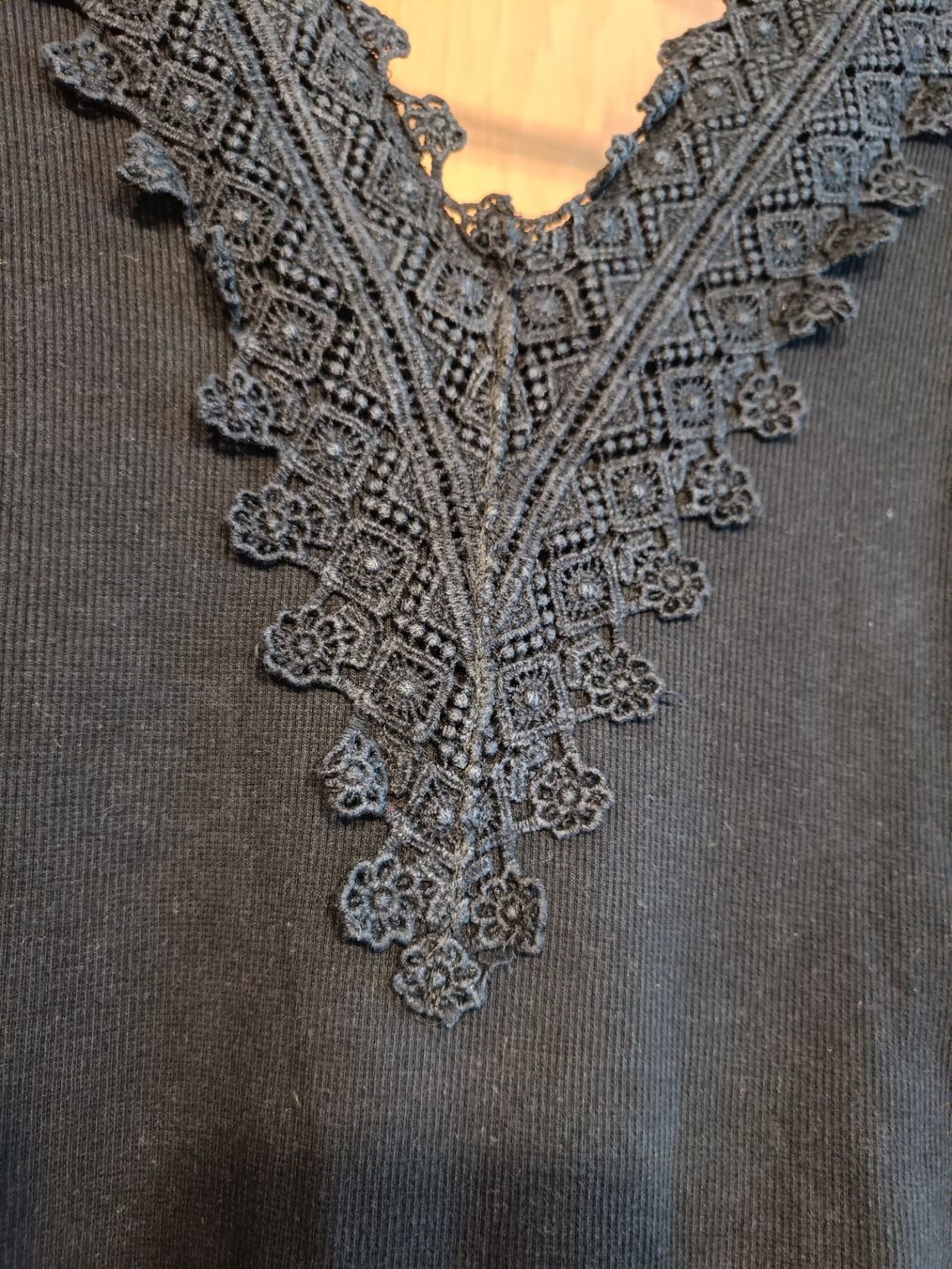 Top: Schwarzer Body mit Spitze | V-Ausschnitt Grösse M – Usato da Zürich venduto da Atelier.Second 2