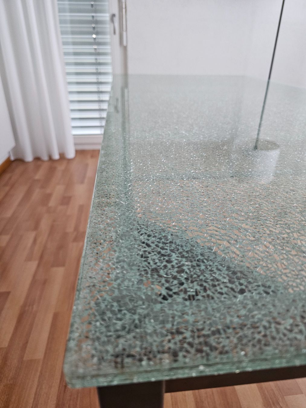 Tavoli: Moderner Esstisch mit auffälliger Glasplatte – Usato da Müllheim Dorf venduto da ThEzUbI-21 2