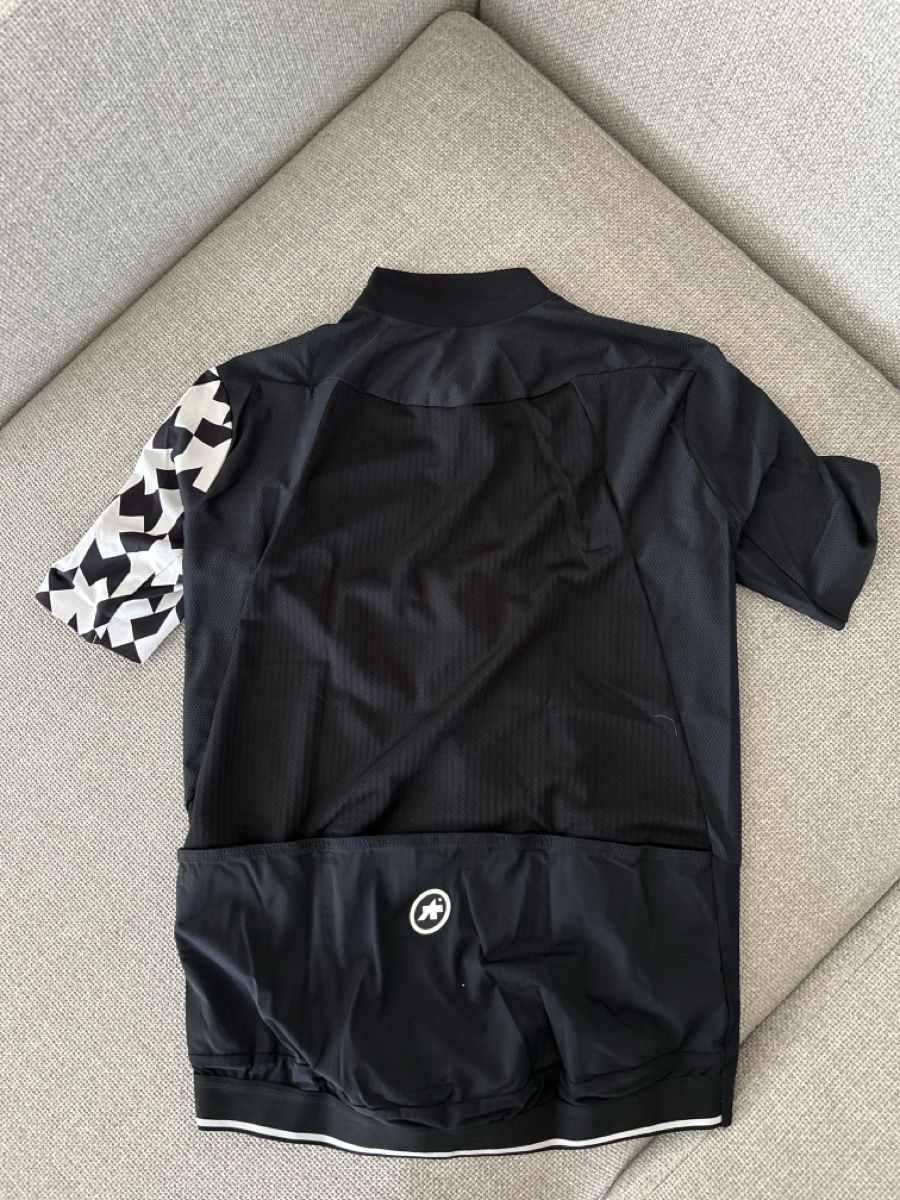 Assos Maillots de corps & Pantalons: Maillot Assos taille L – D'occasion à Biel/Bienne par ponpon_bleu 2