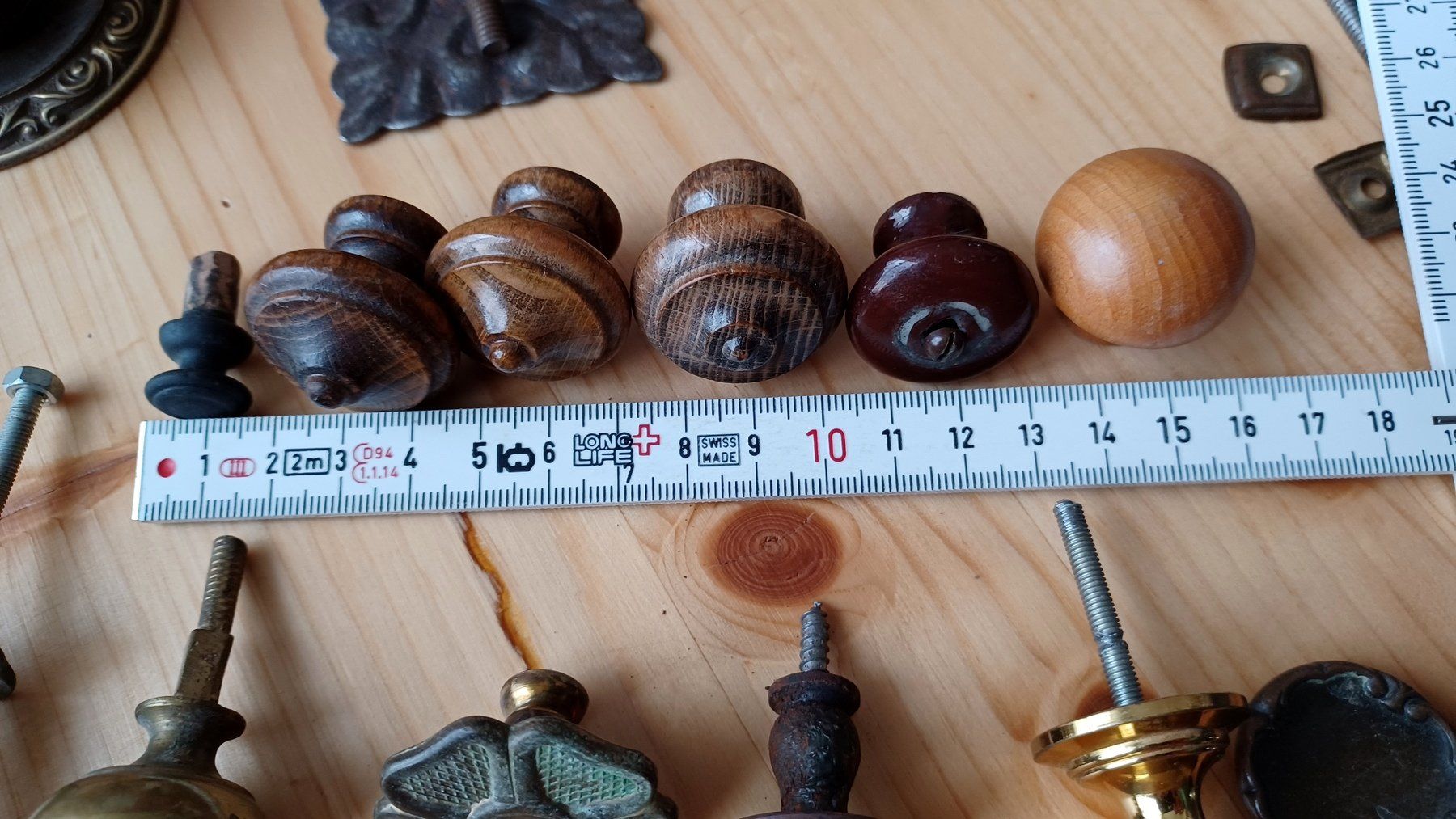 Eisenwaren: 23 Stk. alte Möbel- Knöpfe, Messing, Holz und Eisen. – Gebraucht aus Lommis von zozzen 8