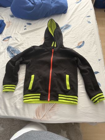 Schwarze Kinder Jacke mit Kapuze,  122/128 Top!