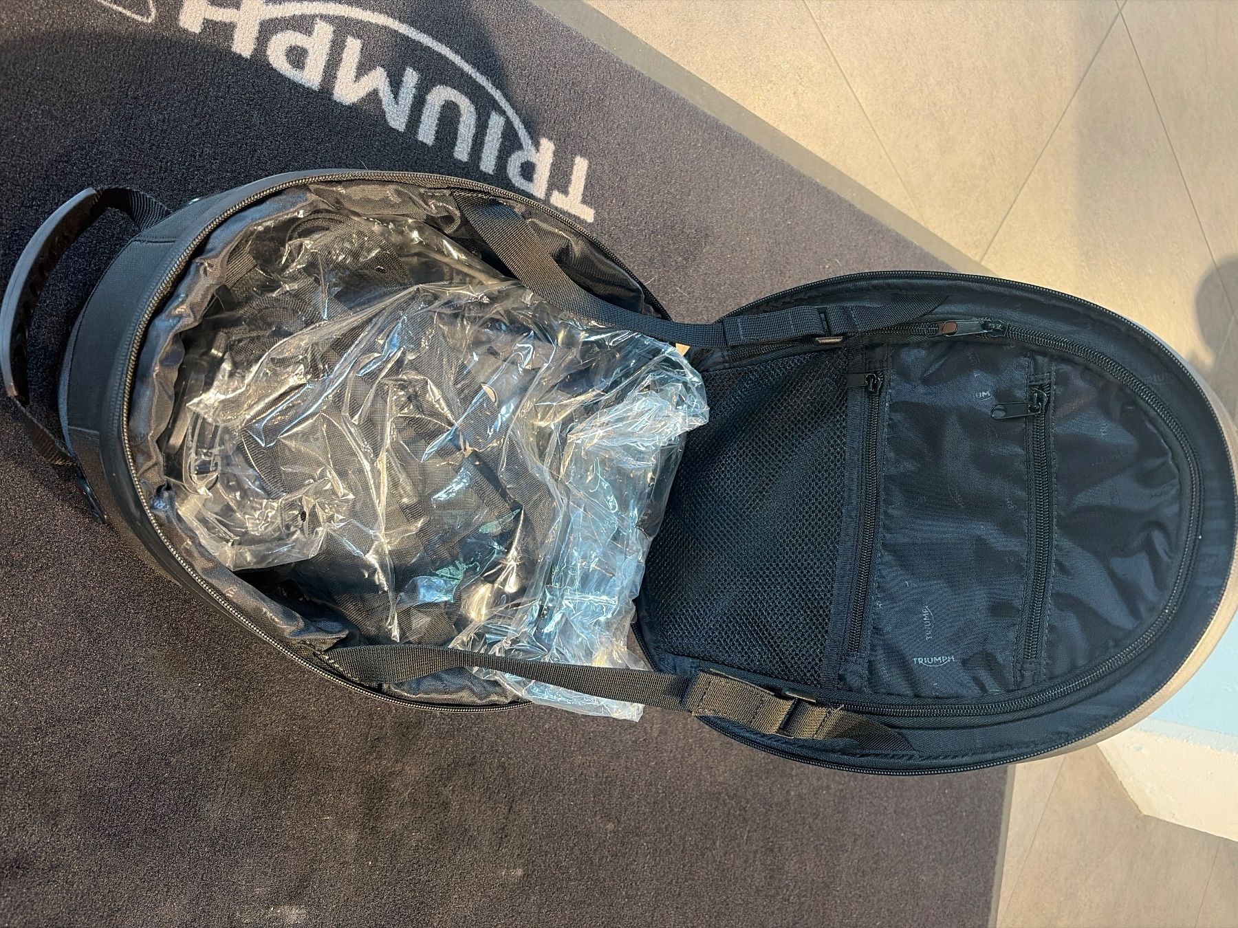 Valigie: Tankrucksack Triumph Speed Triple – Nuovo (secondo la descrizione) da Seewen SZ venduto da MotoCenterSchwyz 2