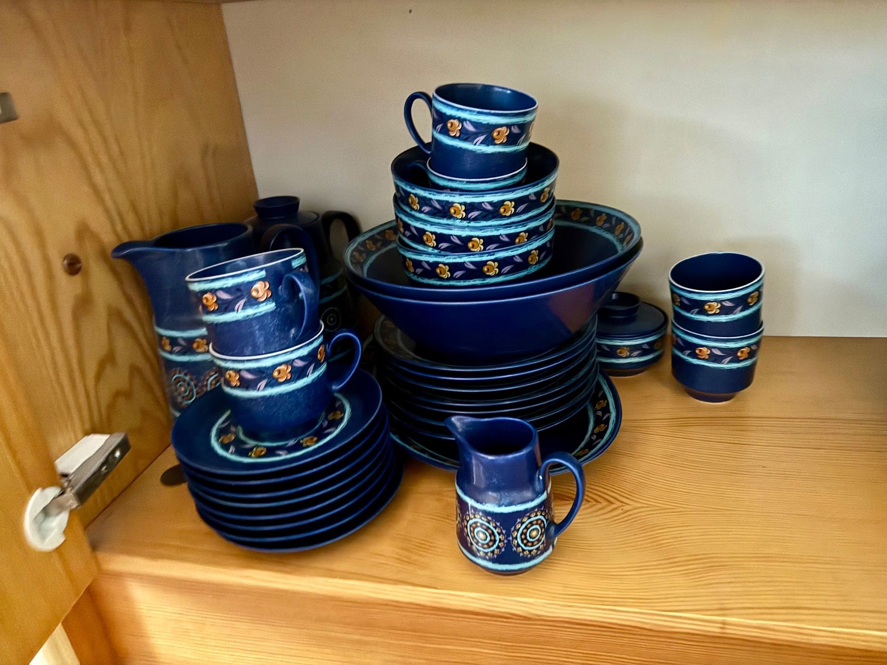Blaues Vintage Geschirr-Set, Retro 70er Jahre Look (Gebraucht) in St Ursen für CHF 80 – nur Abholung auf Ricardo kaufen