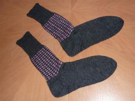 Herrensocken anthrazit/rosa gemustert Gr. 42/43