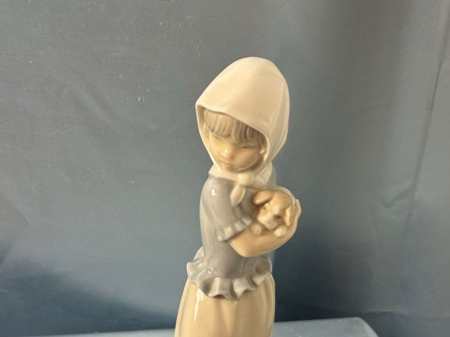 Lladro Statuette: Nao Lladro Mädchen mit Hund 20 cm    PO 017  HS – Usato da Grenchen venduto da swiss.antiques