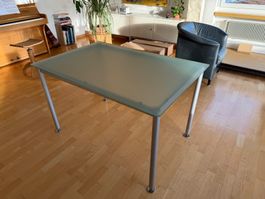 Tisch mit Milchglasplatte Metallbeine gebraucht