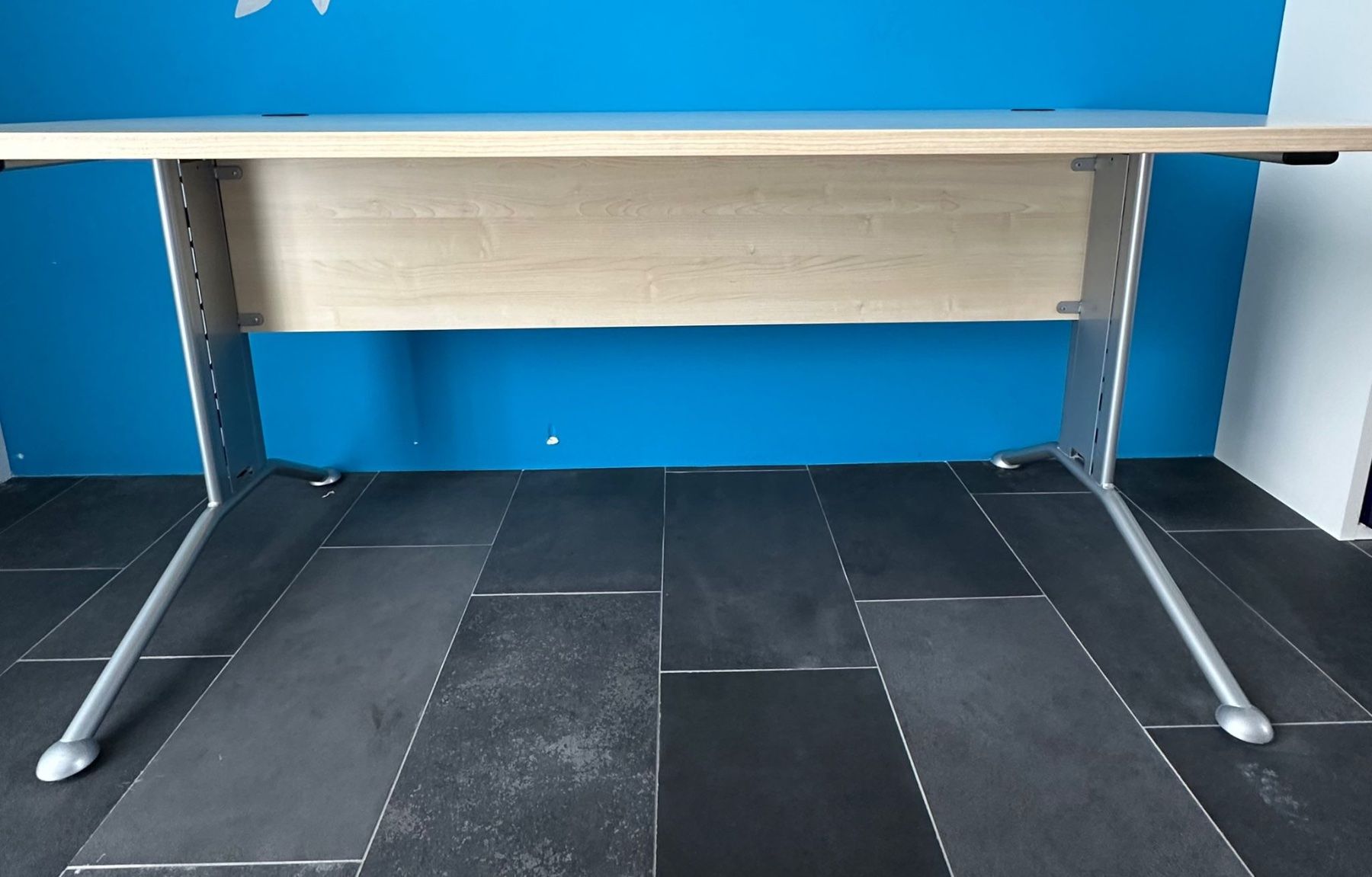 Bureaux: Schreibtisch mit Kabelkanal – D'occasion à Herrliberg par Chreezy 2