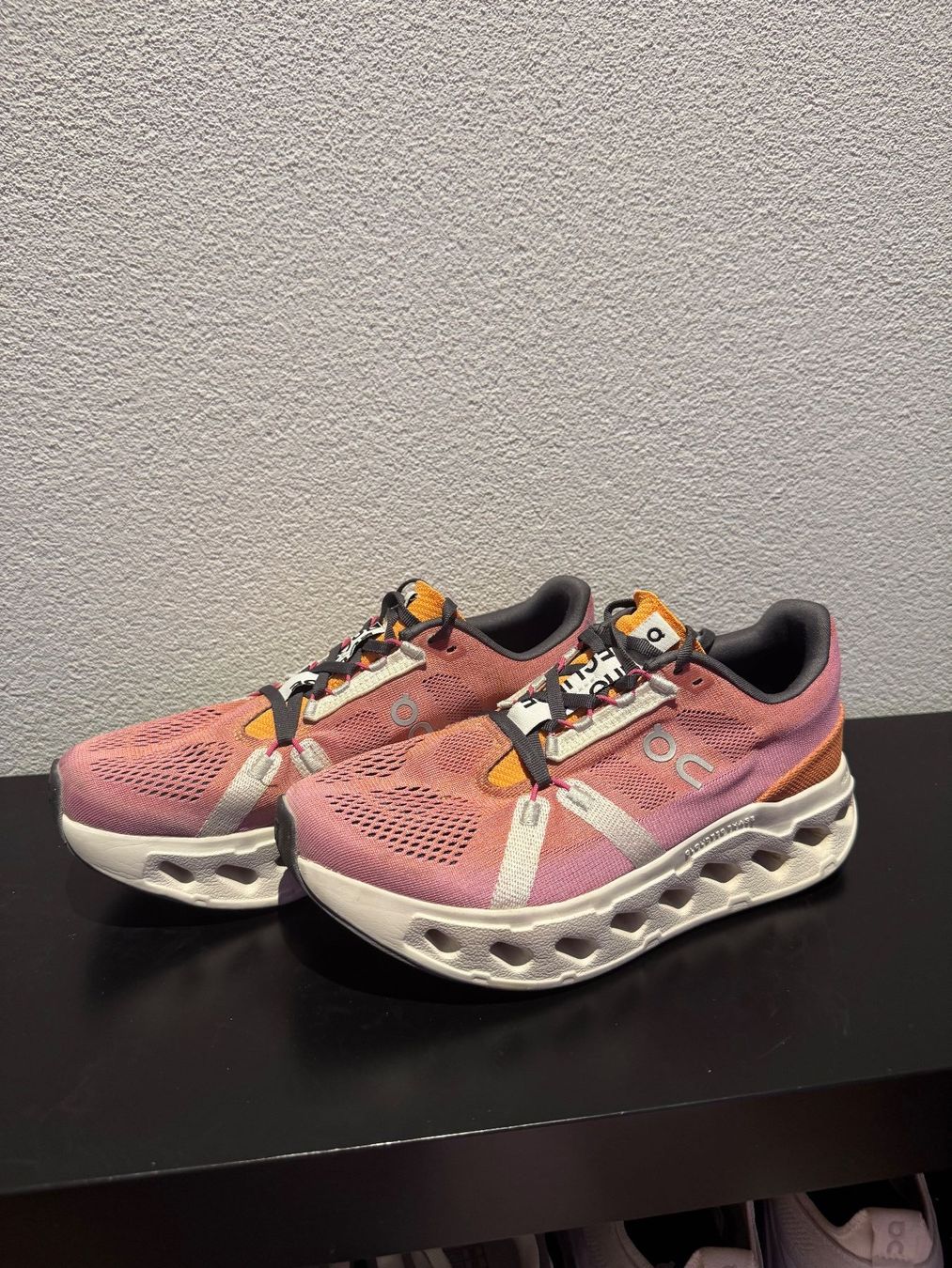 On Scarpe da donna: On Running - Cloudeclipse - Damen - Tangerine | Ivory – Usato da Zürich venduto da SNovo