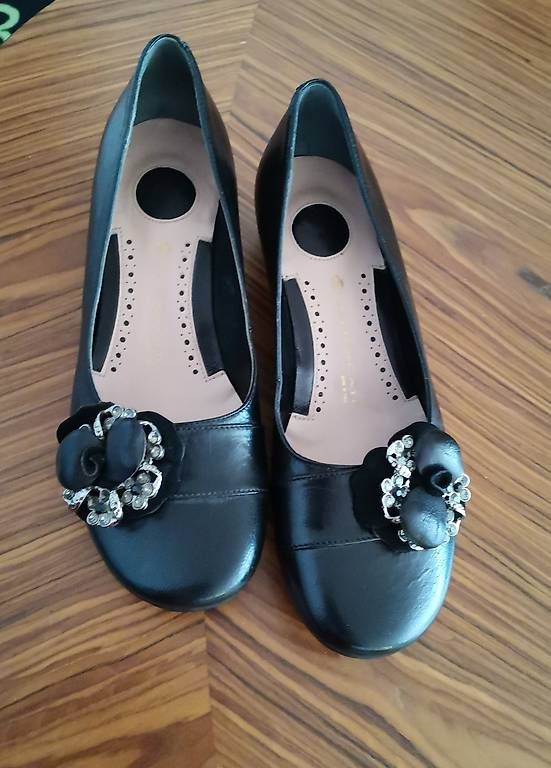 Scarpe da donna: Schwarze Pumps mit Assecoirs, Gr. 37 – Usato da Muri b. Bern venduto da Claudiahuegli