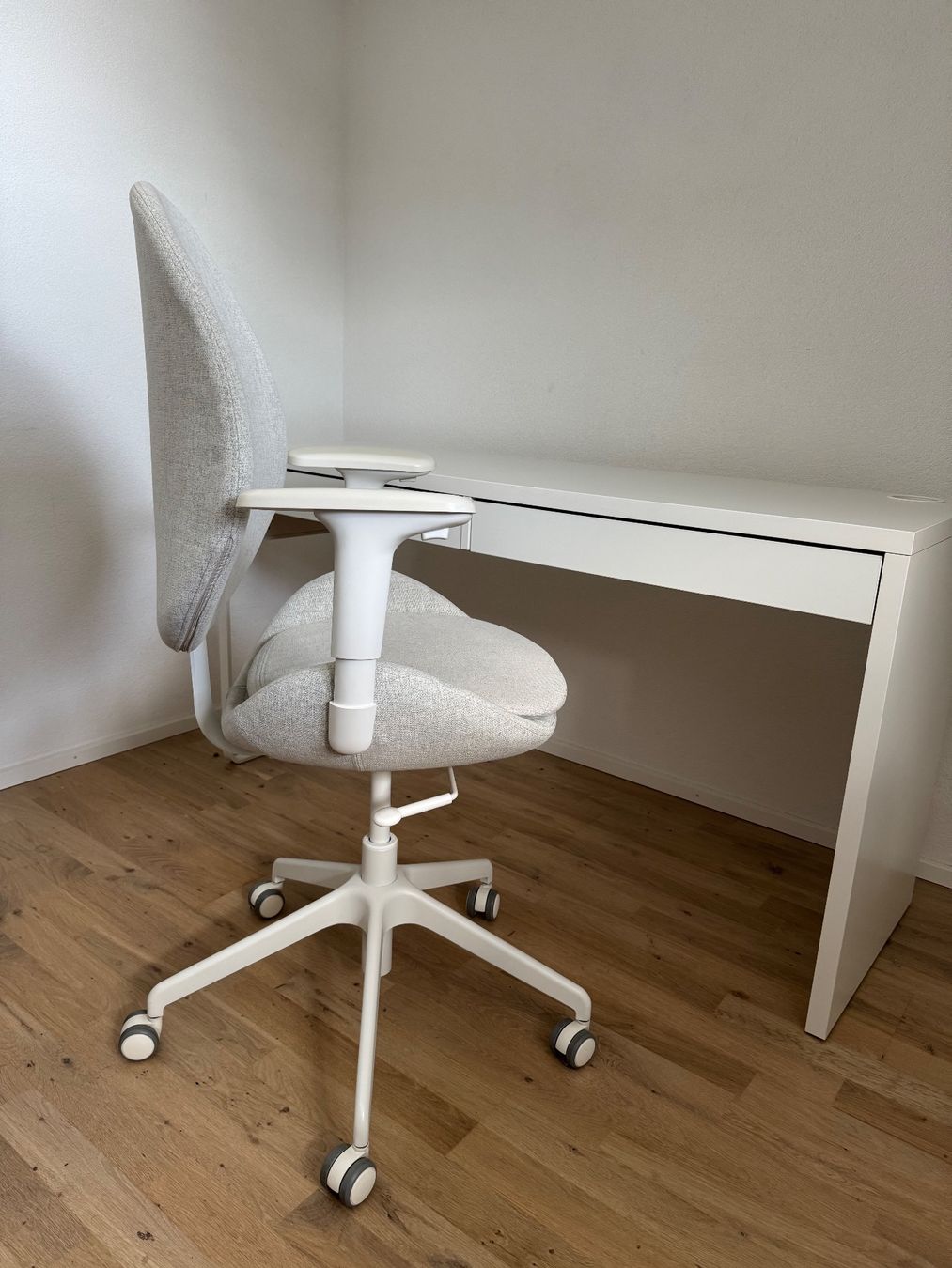 Ikea Chaises: Bürostuhl, IKEA HATTEFJÄLL, grau/weiss – D'occasion à Basel par linaschymura 1