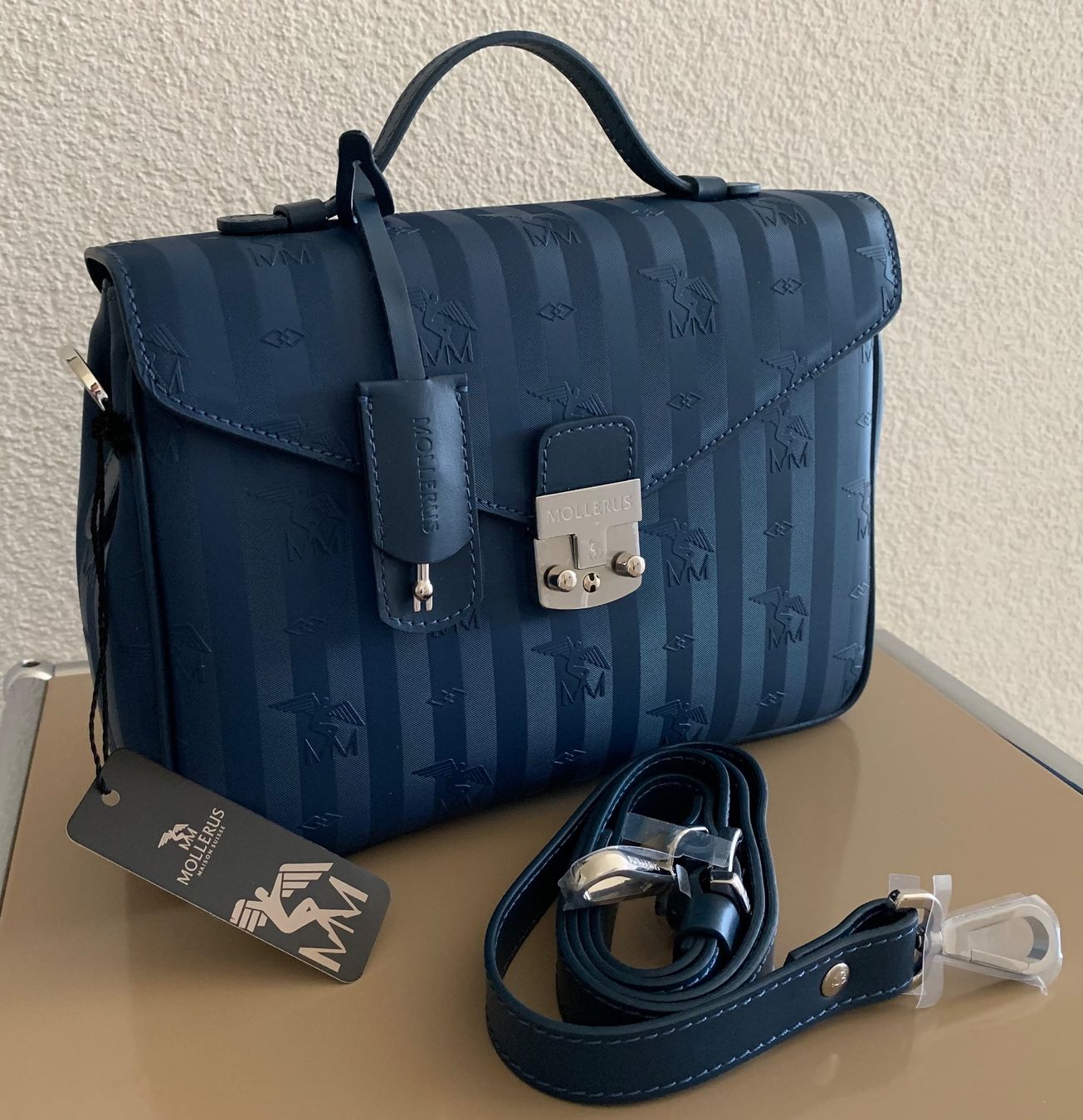 Maison Mollerus Taschen für Damen: MAISON MOLLERUS Marly deep blau silber, NEU – Neu und originalverpackt aus Mettmenstetten von srca