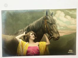 Fotopostkarte Frau mit Pferd Handkoloriert - um 1920 Antik