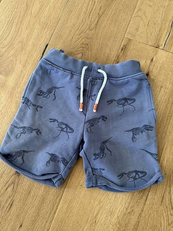 Hosen: Kurze Hose Dinos Gr.116 – Gebraucht aus Oberkirch LU von ocki