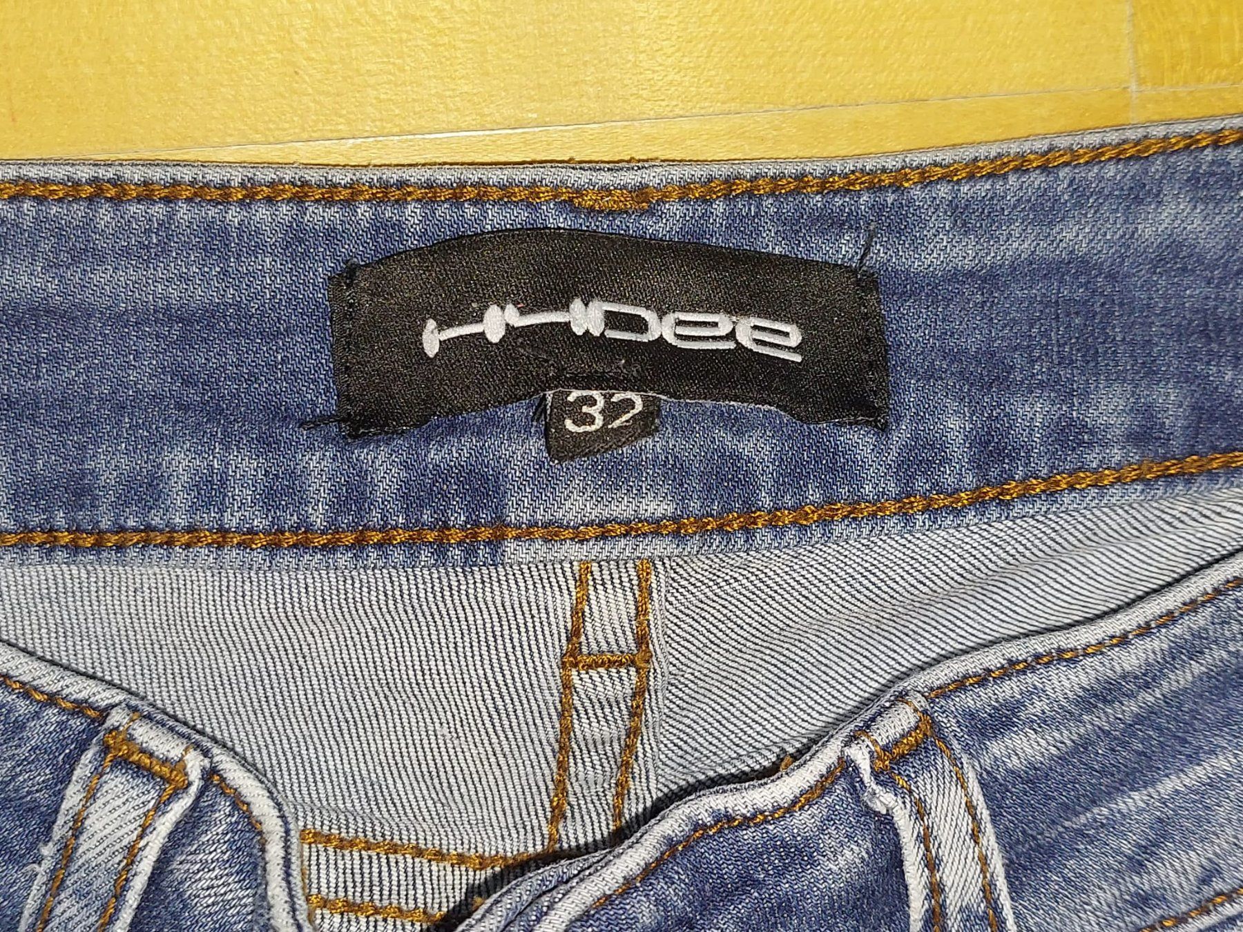 Jeans: HYDEE Jeans – Usato da Neftenbach venduto da lor_7thq 2