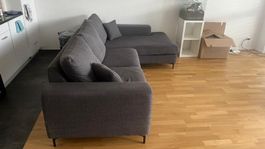 Grosses Ecksofa dunkelgrau in Münchenbuchsee