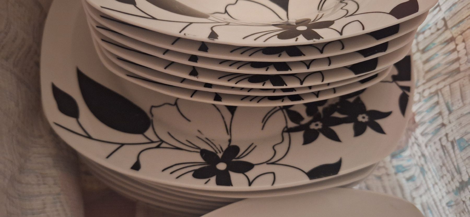 Set di piatti: Tellee Set mit Blumenmuster – Usato da Gretzenbach venduto da Chillkrot 2