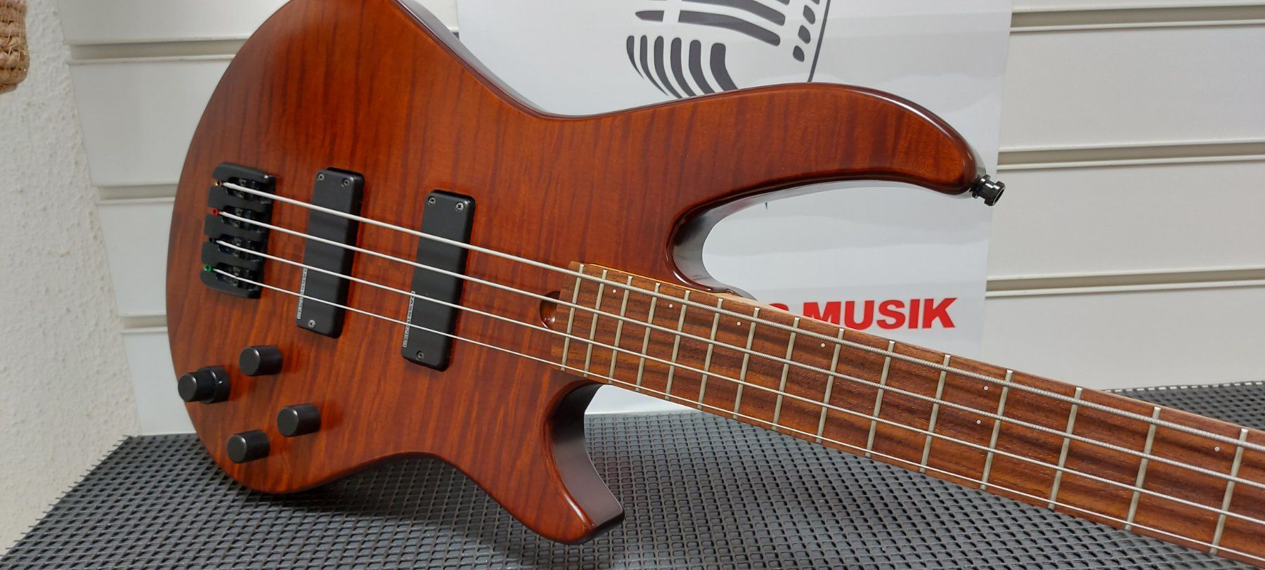 Cort Strumenti musicali: E-Bass Godin BG4 knobs & active neuwertig – Nuovo (secondo la descrizione) da Glattbrugg venduto da Swissmusik 3