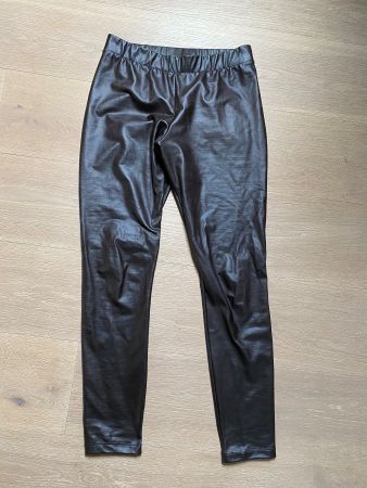 Neuwertige dunkelbraune Leggings aus Kunstleder Grösse S