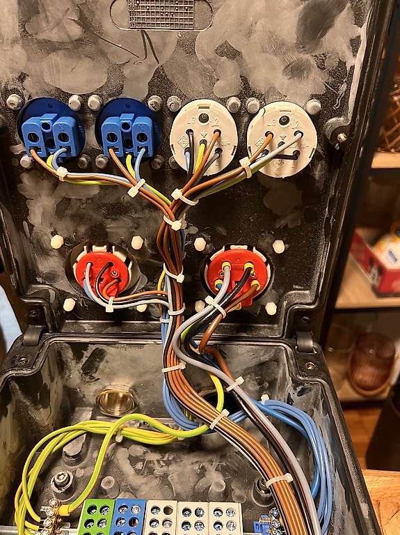Alimentazione elettrica: Stromverteilung  – Usato da Kloten venduto da StephanAbel 3