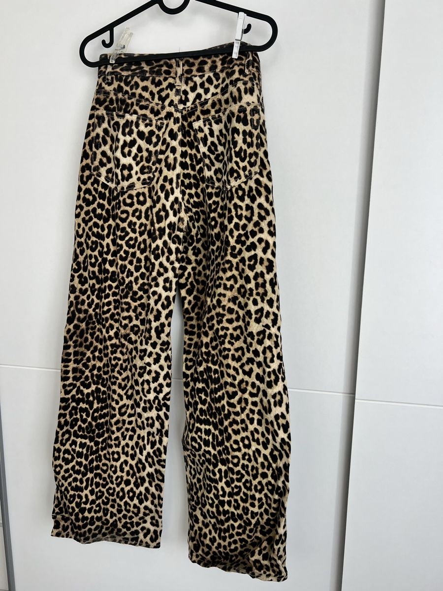 H&M Jeans: Jeans mit Leopardenmuster H&M – Usato da Gachnang venduto da todressgolden 4