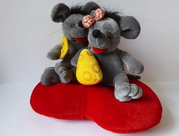 Giocattoli: Valentinstag Plüsch Mäuse Paar auf einem Herz sitzend – Nuovo (secondo la descrizione) da Turbenthal venduto da Panau