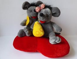 Valentinstag Plüsch Mäuse Paar auf einem Herz sitzend