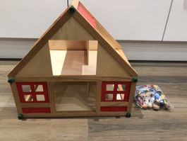 Holz-Spielhaus mit ein Paar Spielfiguren