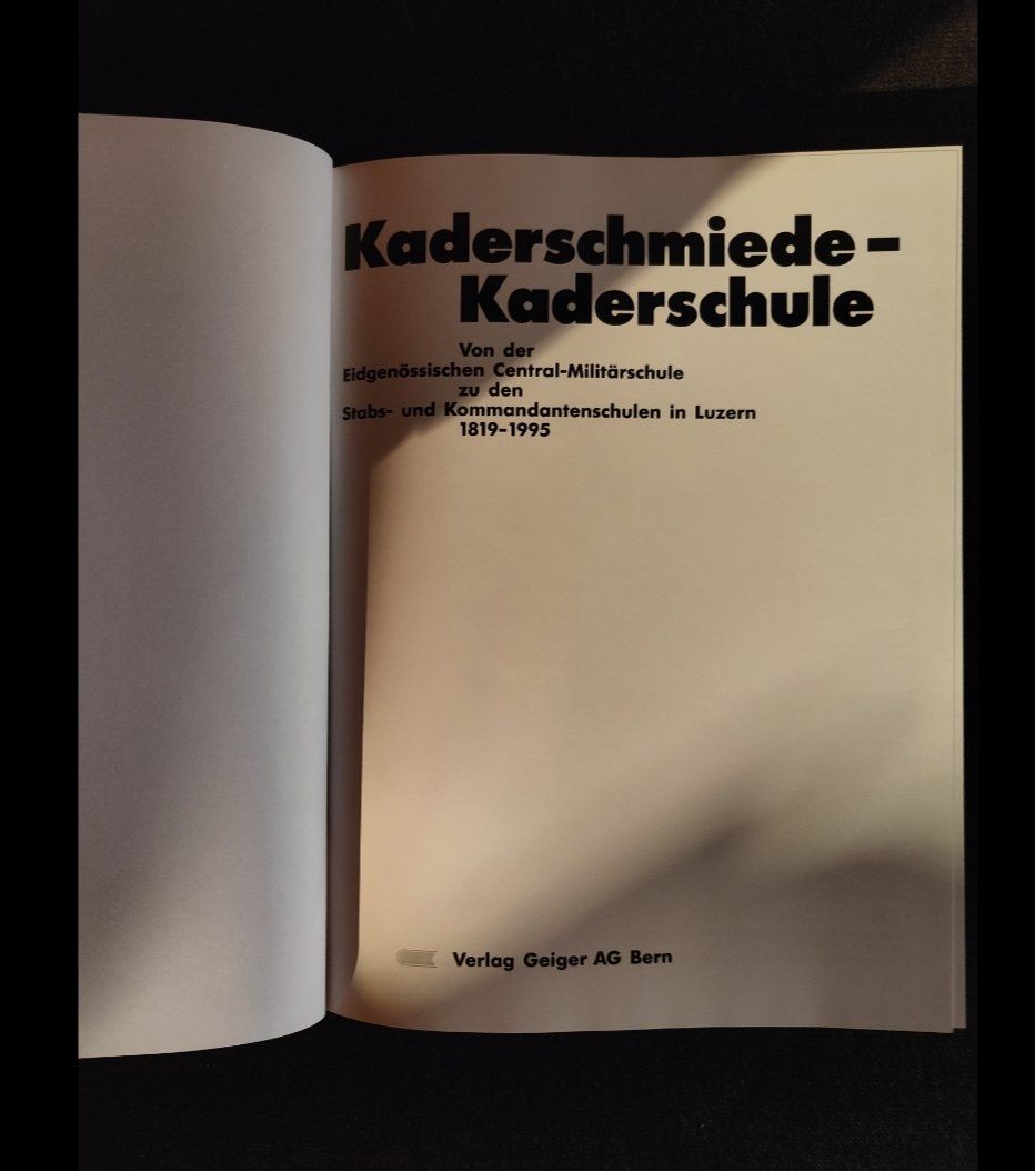 Libri: Kaderschmiede - Kaderschule Schweizer Armee – Usato da Sigriswil venduto da Ricola1977 2
