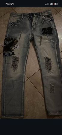 Jeans Uomo Strappati con Dettagli di Stile