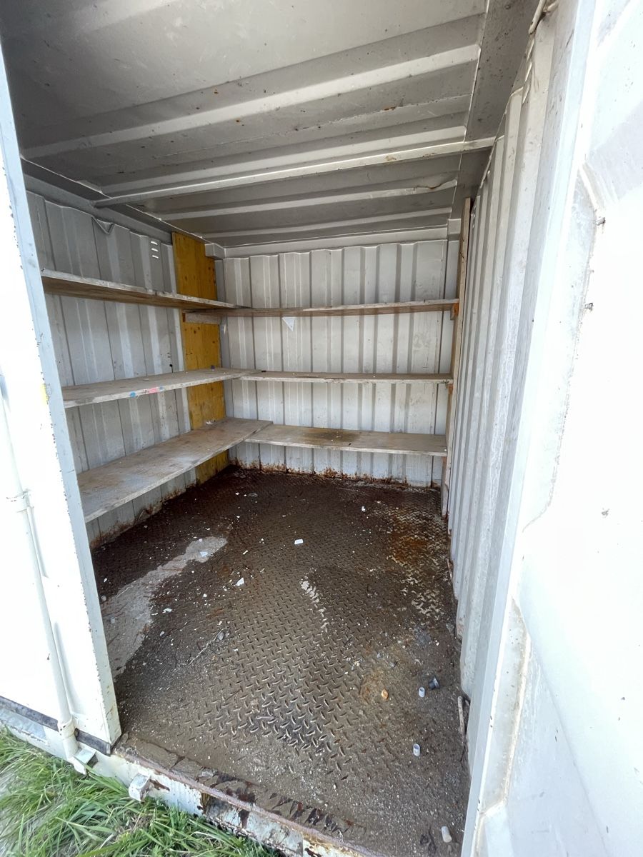 Contenitori edile: Container de stockage 2.5 x 2.20 avec les étagères  – Usato da Romont FR venduto da Sui_d_m2026 2