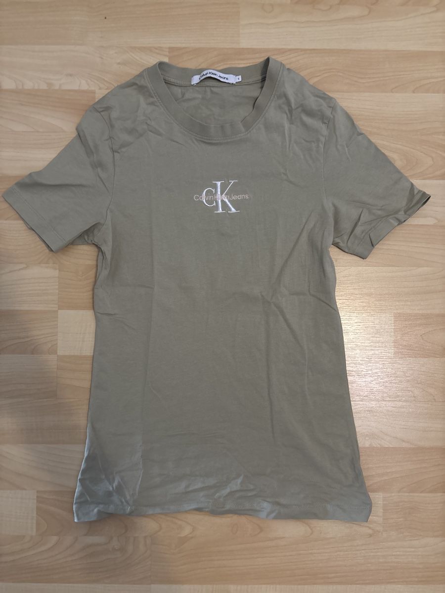 Calvin Klein T-shirt: Calvin Klein Shirt – Nuovo (secondo la descrizione) da St. Gallen venduto da sabrina_19