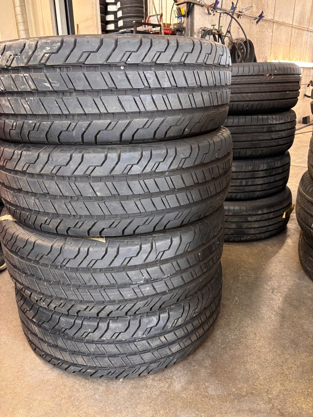 Pneus & Kompletträder: 4 Sommerreifen 215/65R16C – Gebraucht aus Burgdorf von AutoAGToyotaBurgdorf 1