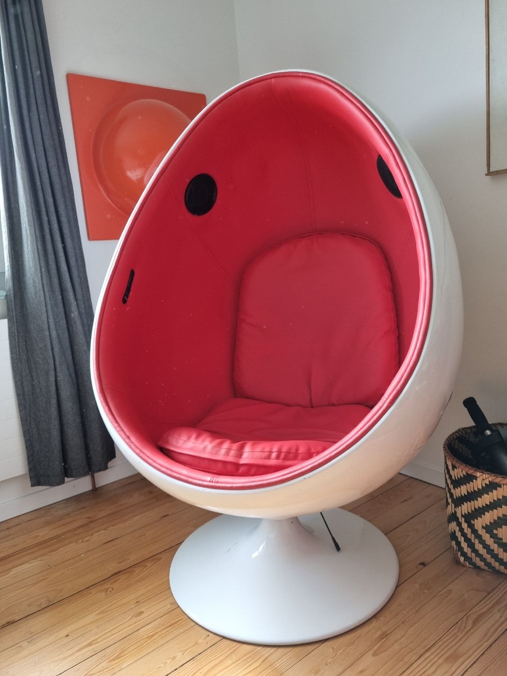 Poltrone: Design Klassiker: Eier Sessel, rot/weiss, – Usato da Wil SG venduto da die-wohnung